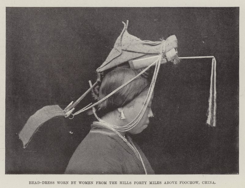 Hovedkjole båret af Women from the Hills Forty Miles over Foochow, Kina af English Photographer