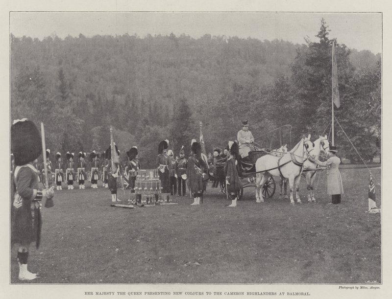 Hendes Majestæt Dronningen præsenterer nye farver til Cameron Highlanders på Balmoral af English Photographer