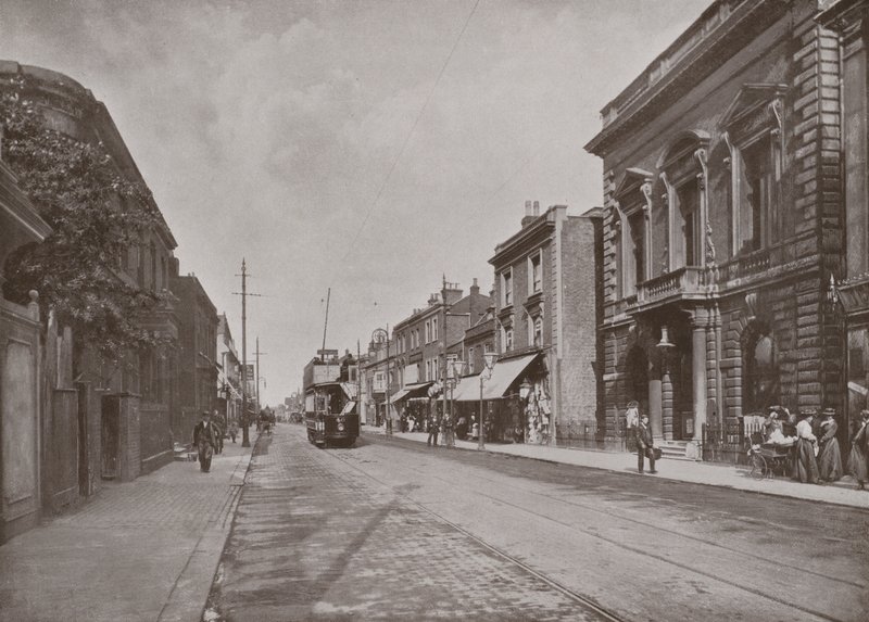 High Street, Hounslow, der viser rådskontorerne til højre af English Photographer