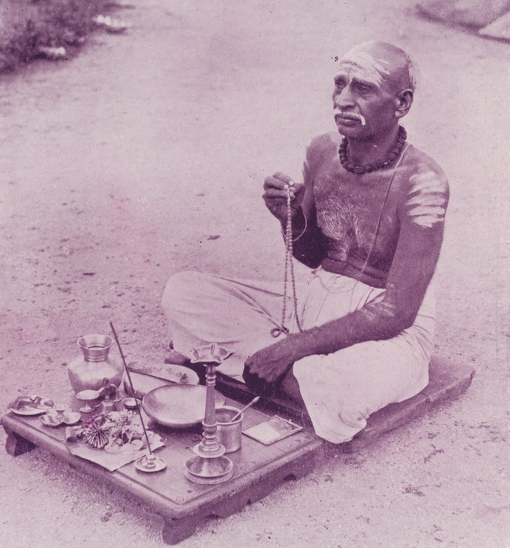hinduistisk præst ved sine andagter af English Photographer
