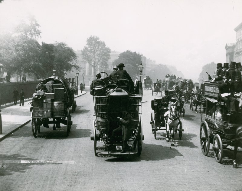 Hestetrukket trafik på en trafikeret vej af English Photographer