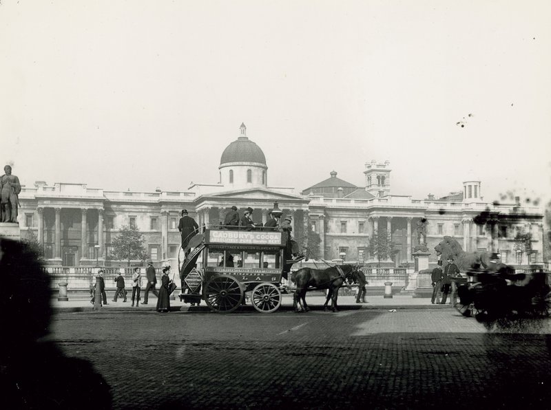 Hestevognstransport på Trafalgar Square af English Photographer