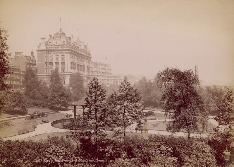 Hotel Cecil og Embankment Gardens, London af English Photographer