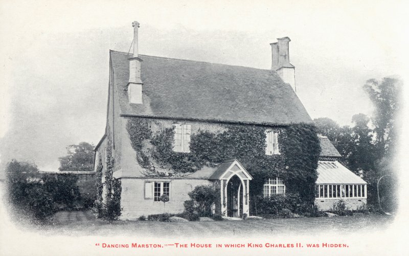 Hus i landsbyen Long Marston, Gloucestershire, hvor kong Charles II blev skjult efter sin flugt efter hans hærs nederlag i slaget ved Worcester af English Photographer
