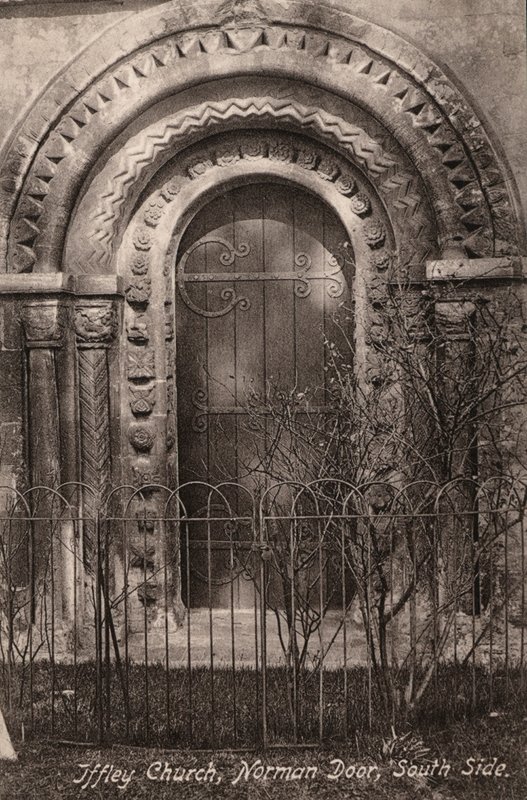 Iffley Church, Norman Door, South Side (s/h foto) af English Photographer
