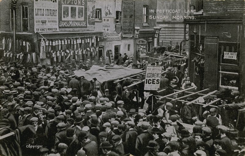 I Petticoat Lane, London, søndag morgen af English Photographer