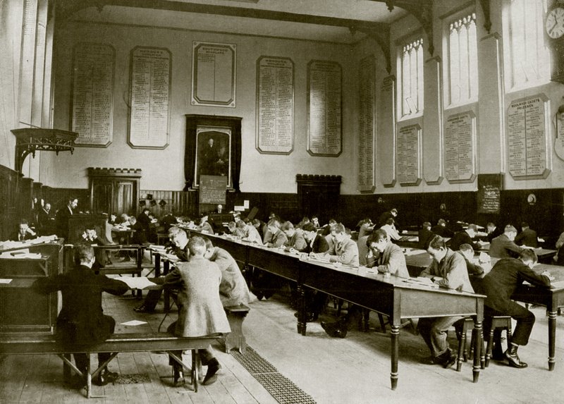 I en stor offentlig skole: Cheltenham (s/h-billede) af English Photographer