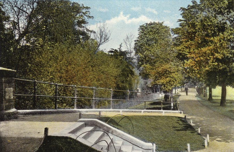 I Pump Room Gardens, Leamington af English Photographer