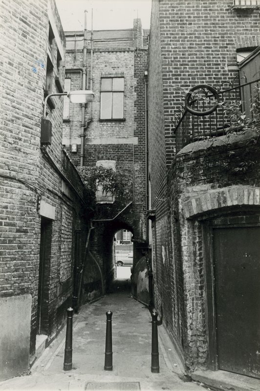 Jack the Ripper: Woods Buildings, Whitechapel Road af English Photographer