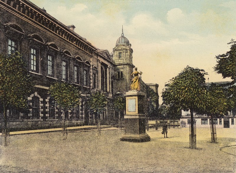 Jersey: Royal Square og Court House (farvet foto) af English Photographer