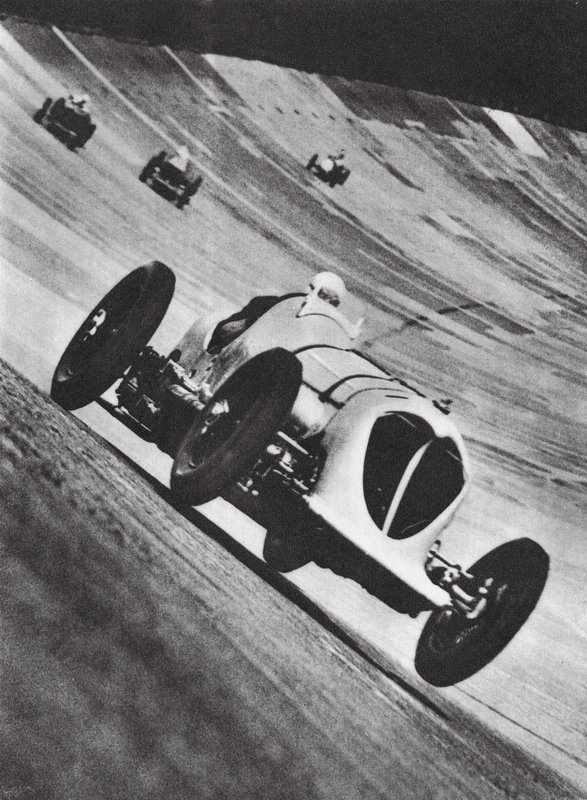 John Cobbs Napier-Railton kører ræs på Brooklands (s/h-foto) af English Photographer