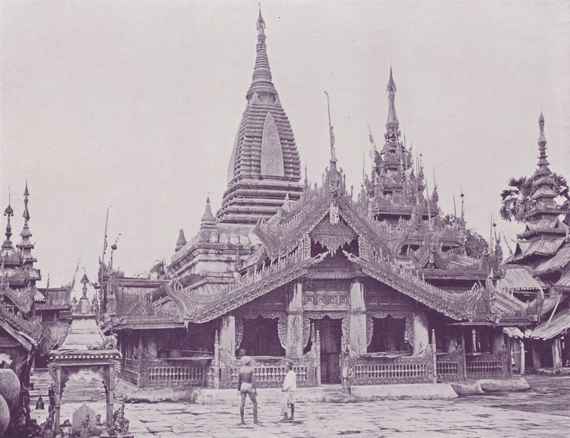 Khawn eller Canopy foran Pagoda, Pagan af English Photographer