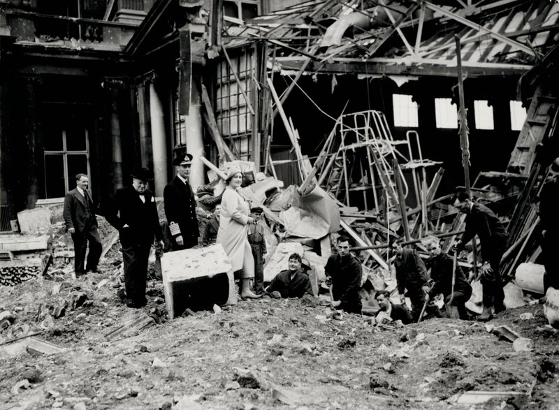 Kong George VI og dronning Elizabeth undersøgte sammen med Winston Churchill bombeskader, formentlig på Buckingham Palace (s/h foto) af English Photographer