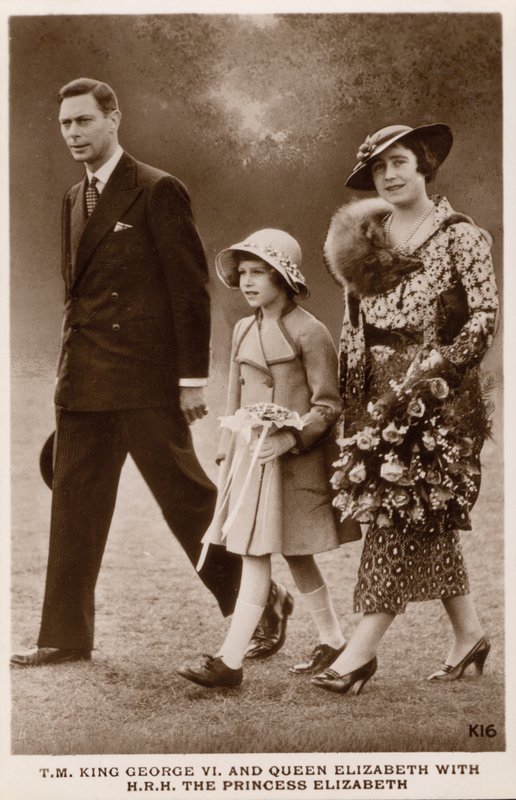 Kong George VI og dronning Elizabeth med deres datter prinsesse Elizabeth (senere dronning Elizabeth II) (s/h foto) af English Photographer