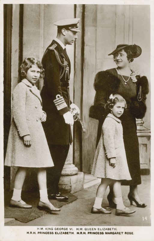 Kong George VI og dronning Elizabeth med deres døtre, prinsesserne Elizabeth og Margaret (s/h-billede) af English Photographer