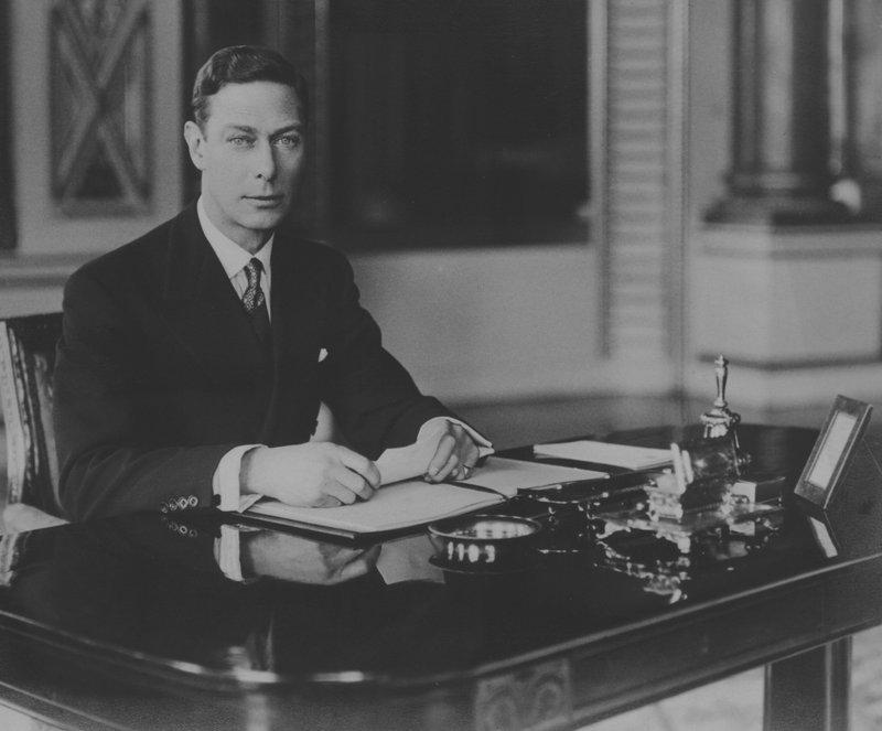Kong George VI, ved sit skrivebord (s/h foto) af English Photographer