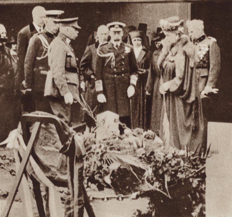 Kong George V hylder sygeplejersken Edith Cavells grav i Belgien (s/h-billede) af English Photographer