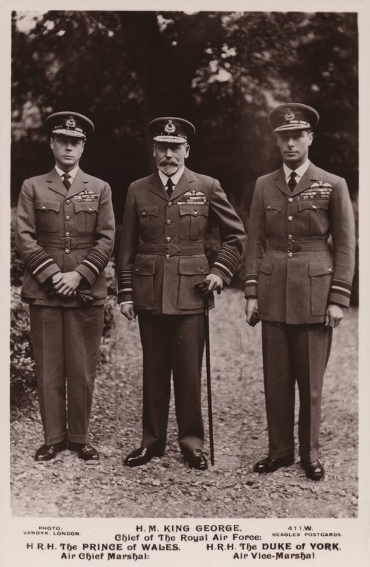 Kong George V, prinsen af Wales og hertugen af York i luftvåbenuniform af English Photographer