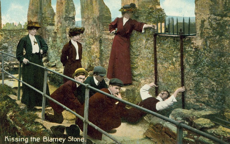 Kissing the Blarney Stone (farvet foto) af English Photographer