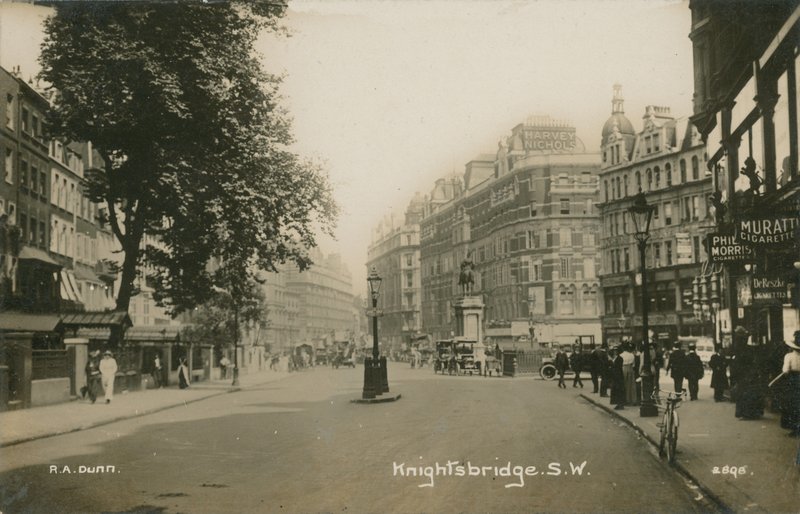 Knightsbridge, London af English Photographer