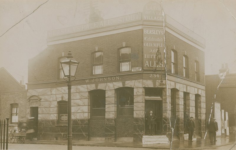 Lads of the Village, Mary Anne Street, Stepney, London af English Photographer