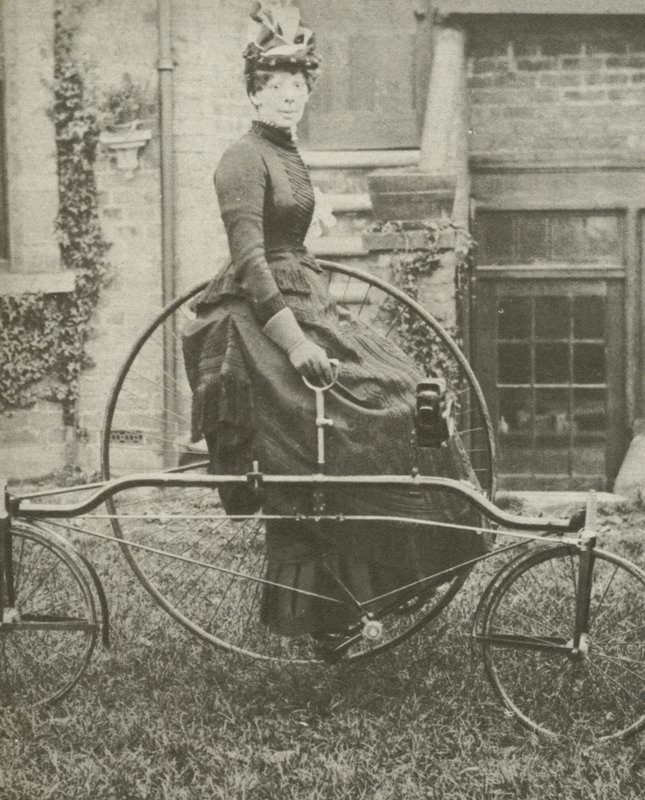 Dame på trehjulet cykel af English Photographer