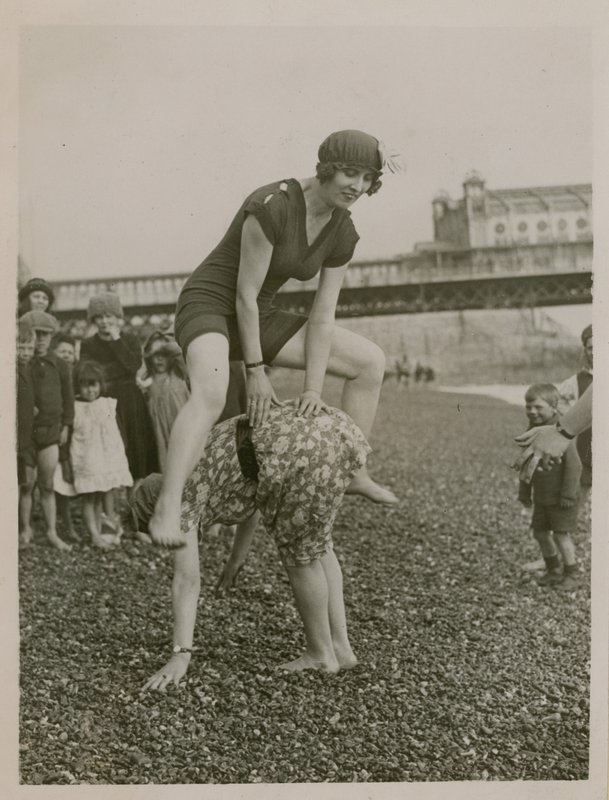 Leapfrogging på Brighton Beach af English Photographer