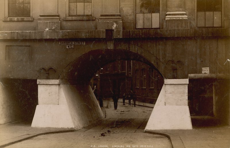 Lincolns Inn Gate, London af English Photographer