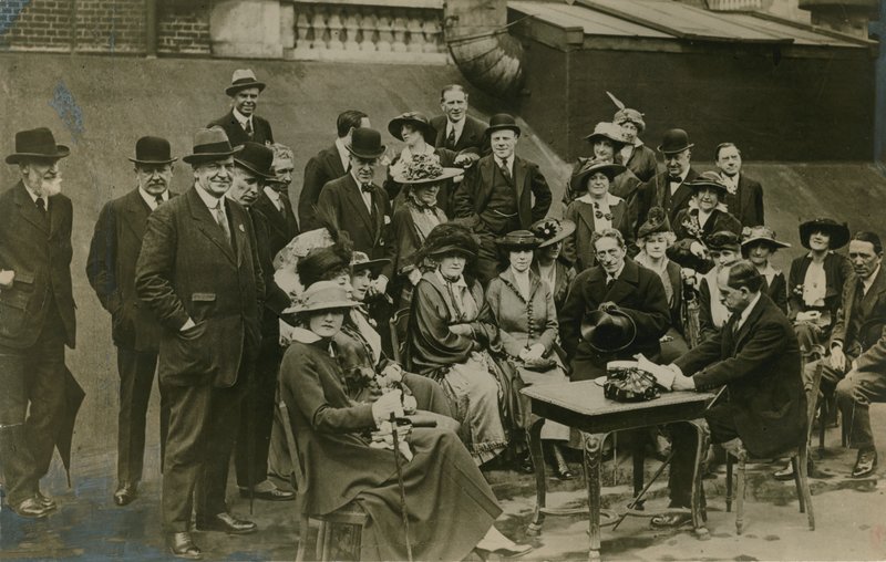 At lytte til Sir James Barrie læse The Admirable Crichton på Wyndhams tag i 1912 af English Photographer