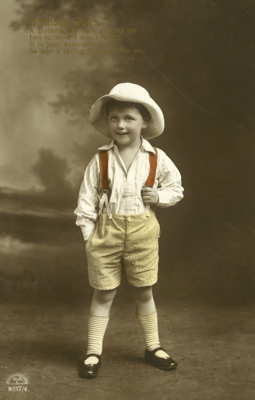 Lille dreng i røde seler (farve litho) af English Photographer