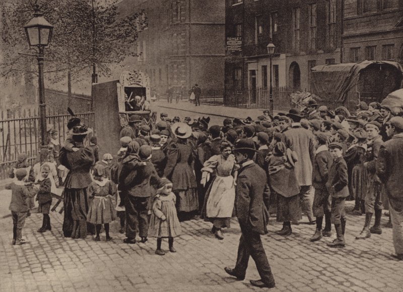 London: Punch and Judy Show (s/h-billede) af English Photographer