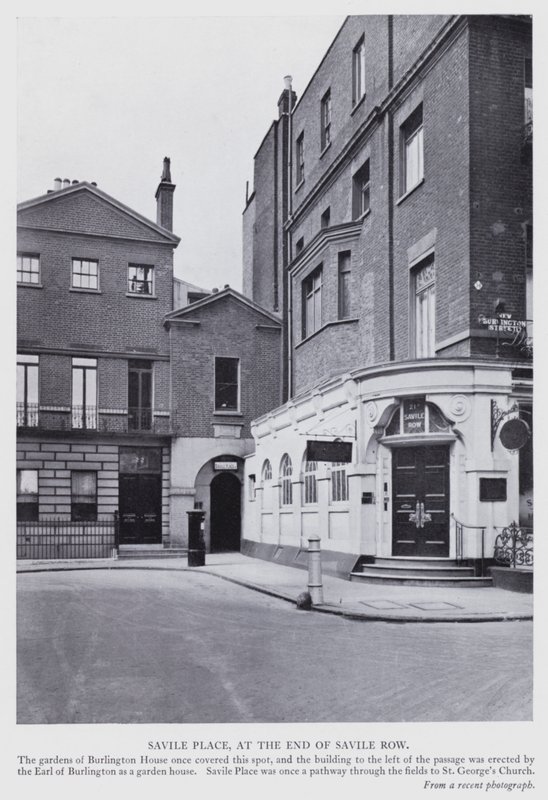 London: Savile Place, for enden af Savile Row (s/h foto) af English Photographer