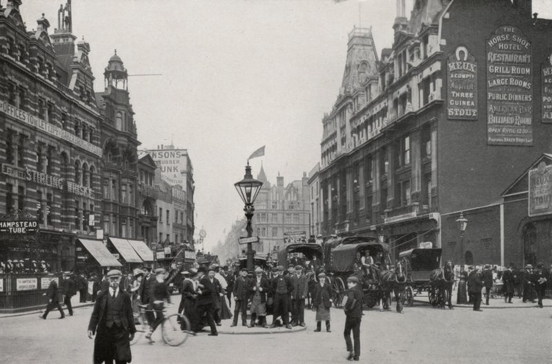 London: Tottenham Court Road (s/h foto) af English Photographer