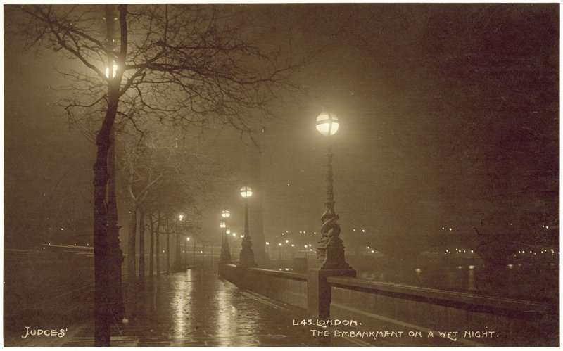 London, The Embankment på en våd aften (s/h foto) af English Photographer