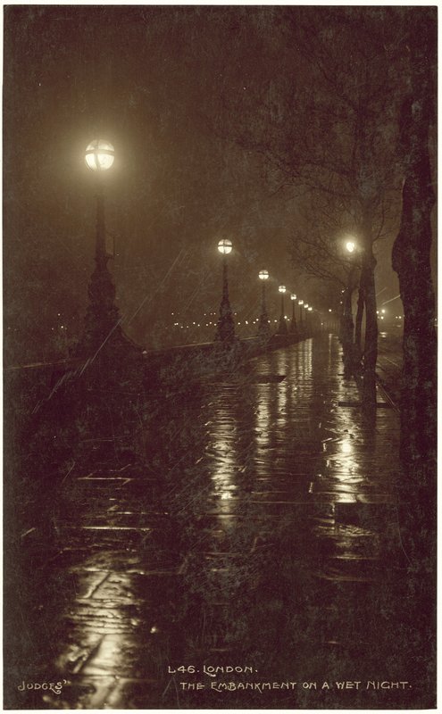 London, The Embankment på en våd aften (s/h foto) af English Photographer