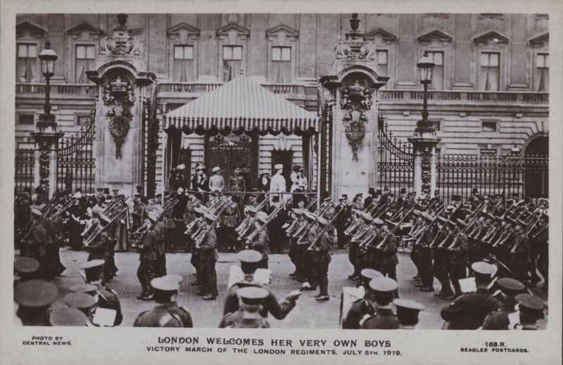 London byder sine helt egne drenge velkommen, London-regimenternes sejrsmarch, 5. juli 1919 (s/h-foto) af English Photographer