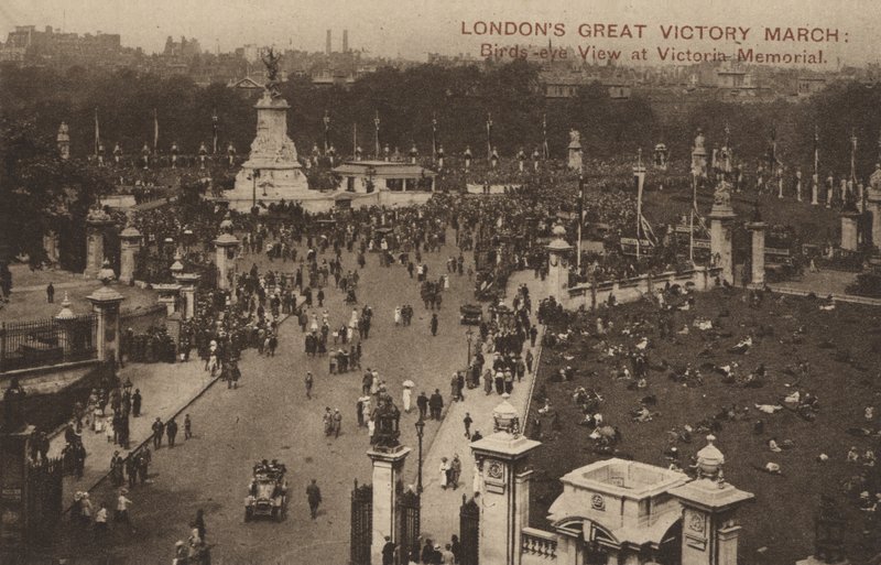 Londons Great Victory March, fugleperspektiv ved Victoria Memorial (s/h foto) af English Photographer