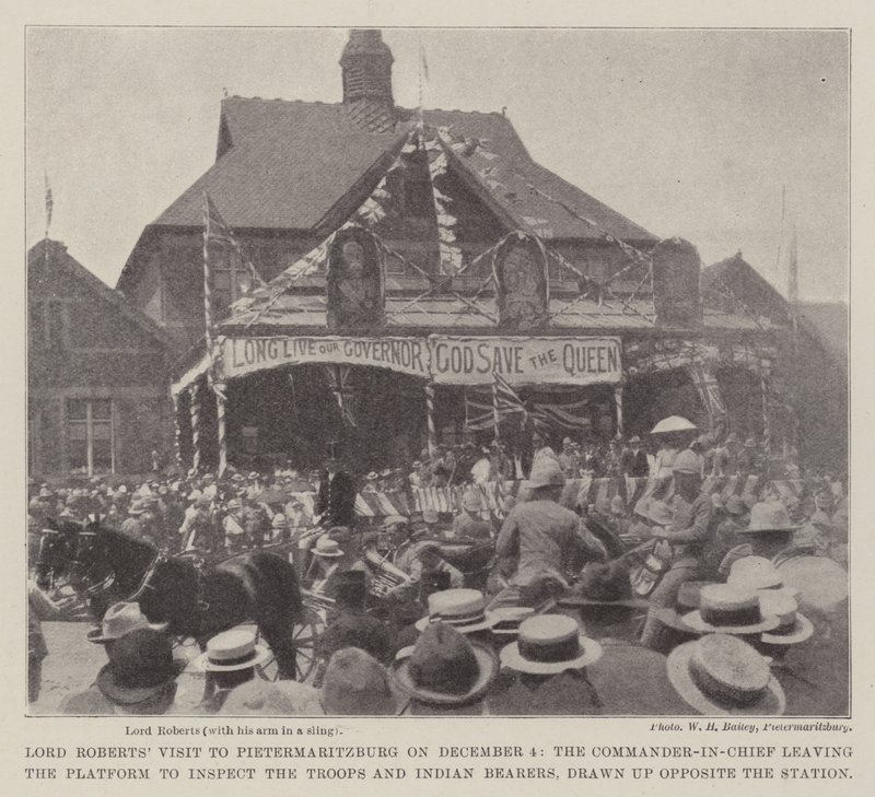 Lord Roberts besøg i Pietermaritzburg den 4. december, hvor den øverstkommanderende forlader platformen for at inspicere tropperne og de indiske bærere, trukket op overfor stationen af English Photographer