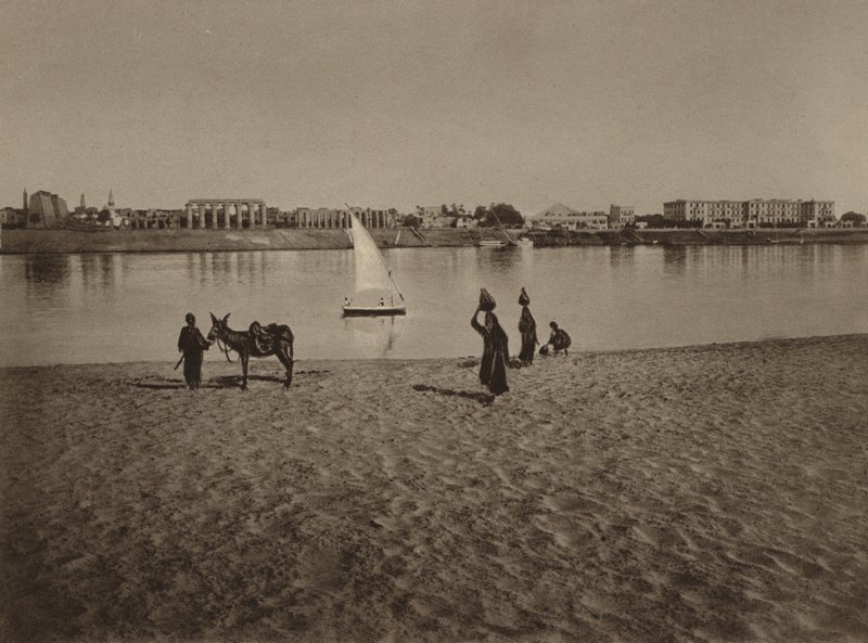 Luxor, generel udsigt over Luxor-templet fra Nilen af English Photographer