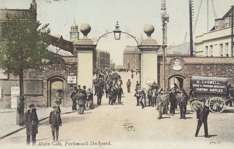 Main Gate, Portsmouth Dockyard (farvefoto) af English Photographer