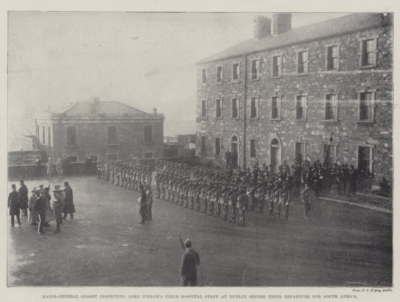 Generalmajor Gosset inspicerer Lord Iveaghs felthospitalpersonale i Dublin før deres afgang til Sydafrika af English Photographer