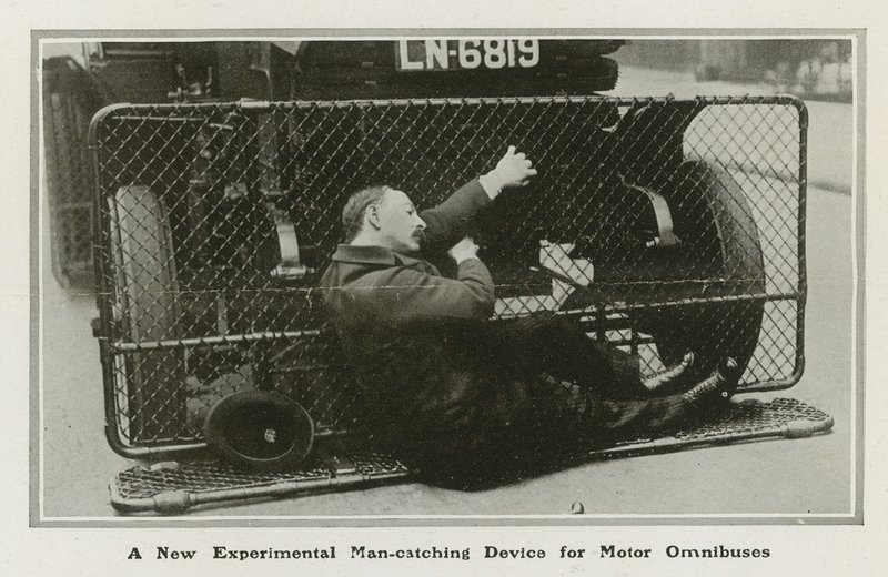 Menneskefangende enhed til motoromnibusser af English Photographer