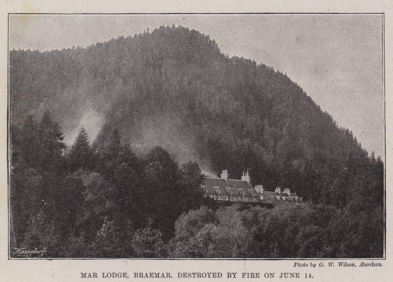 Mar Lodge, Braemar, ødelagt af brand den 14. juni af English Photographer