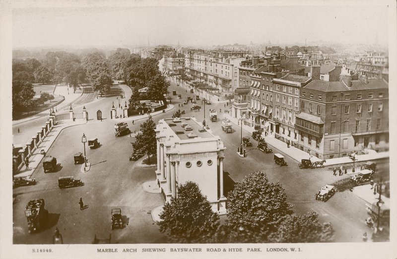 Marble Arch viser Bayswater Road og Hyde Park, London af English Photographer