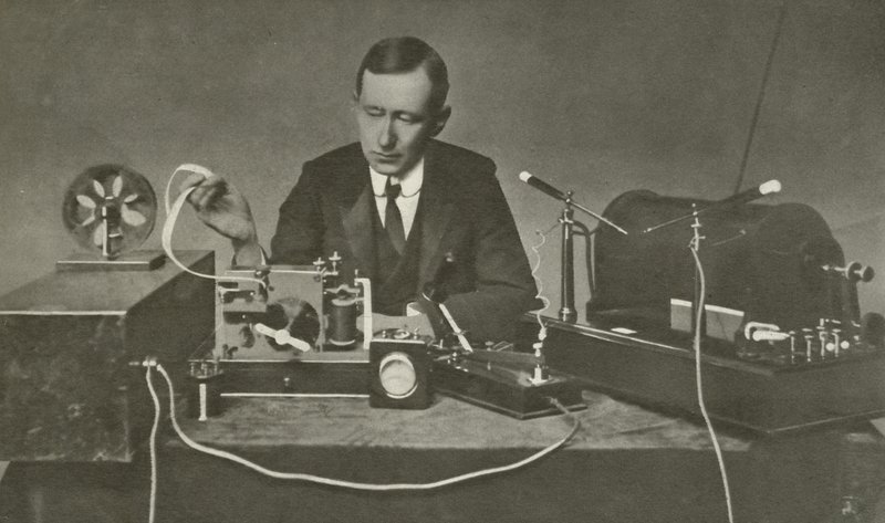 Marconi med et tidligt trådløst apparat (s/h foto) af English Photographer