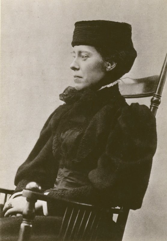 Mary Kingsley, portræt, siddende, iført hat (b/w foto) af English Photographer