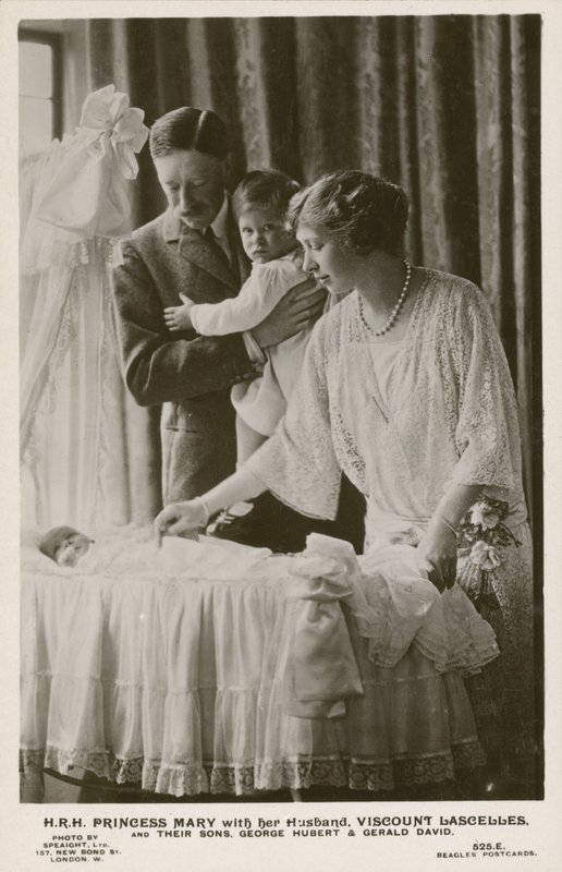 Mary, Princess Royal og hendes mand, Viscount Lascelles, med deres sønner, George og Gerald (s/h-billede) af English Photographer