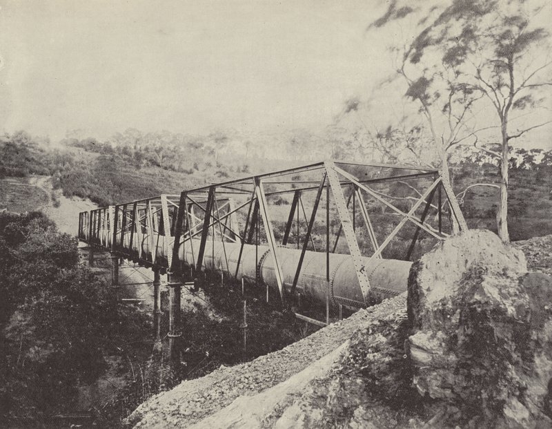 Melbourne Water Supply Pipes, over Plenty River, Greensborough af English Photographer