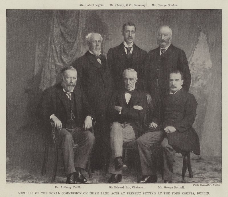 Medlemmer af Royal Commission on Irish Land Acts sidder i øjeblikket ved Four Courts, Dublin af English Photographer