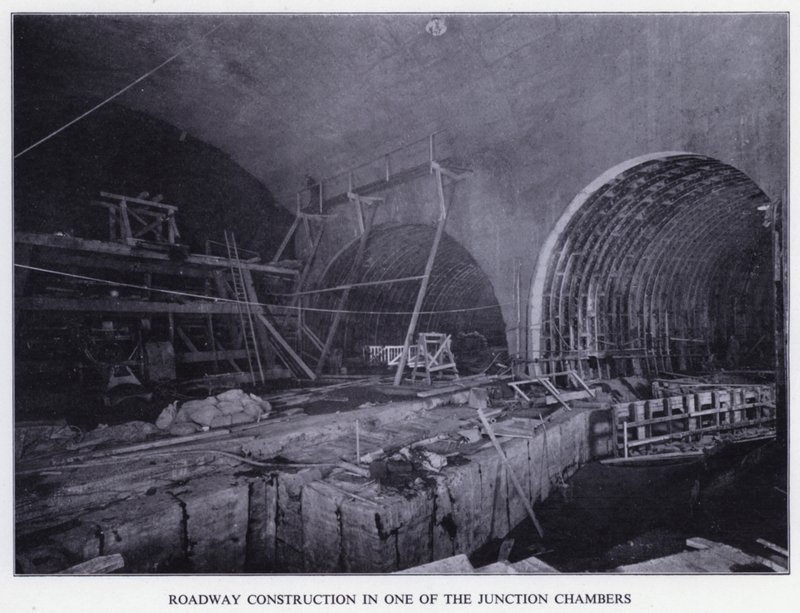 Mersey Tunnel: Roadway Construction i et af Junction Chambers (s/h foto) af English Photographer